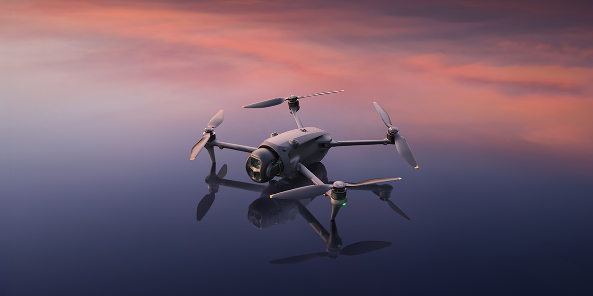 Dron DJI Mavic 4 Pro na kolorowym tle.
