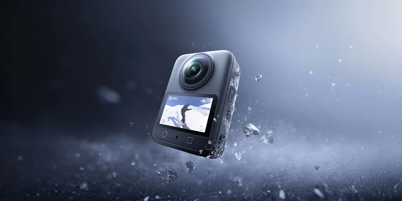 kamera dji osmo 360 na ciemnym tle