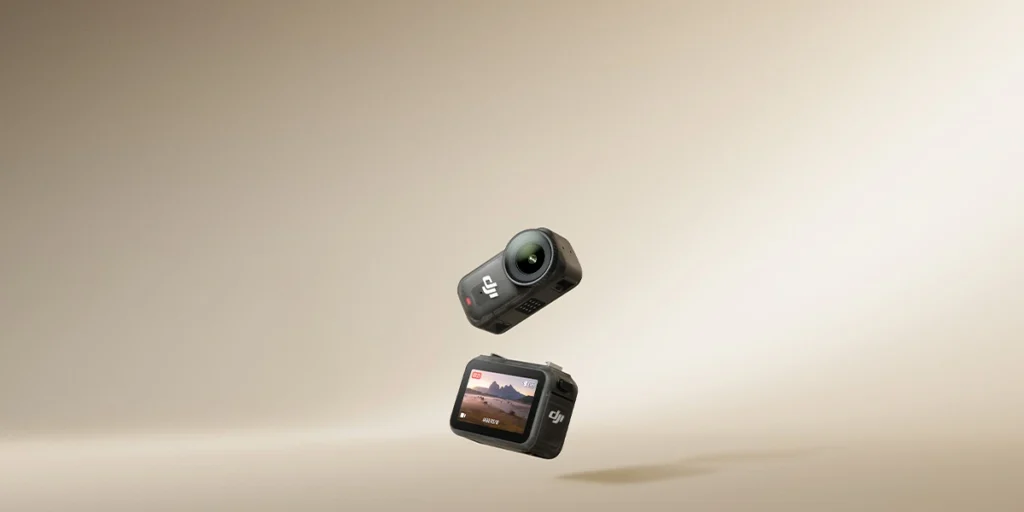 Kamera DJI Osmo Nano i stacja dokująca na beżowym tle