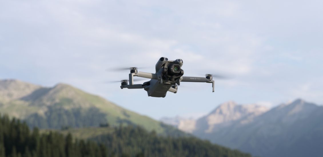 dron latający w górach
