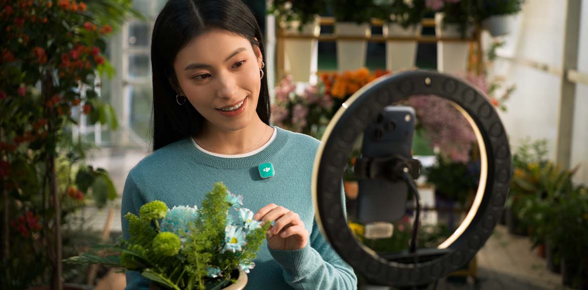 Kobieta nagrywa vloga w kwiaciarni