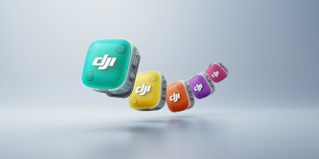 Pięć kolorowych nadajników DJI Mic Mini 2 na szarym tle