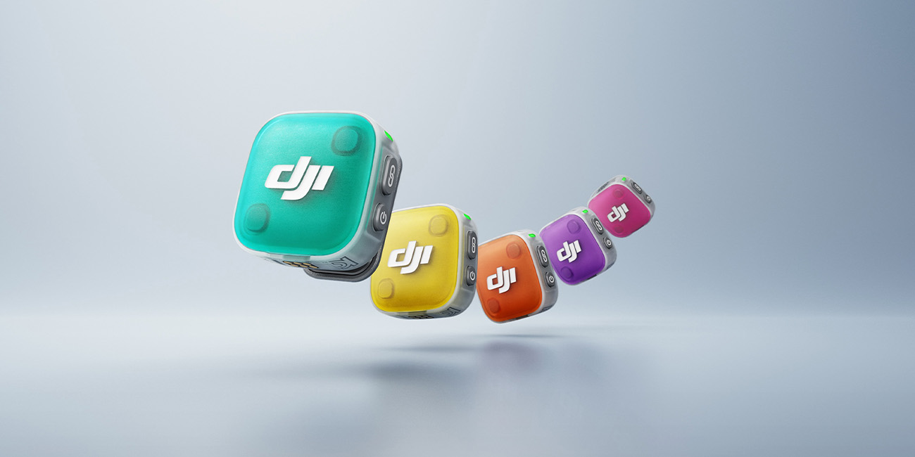 Pięć kolorowych nadajników DJI Mic Mini 2 na szarym tle