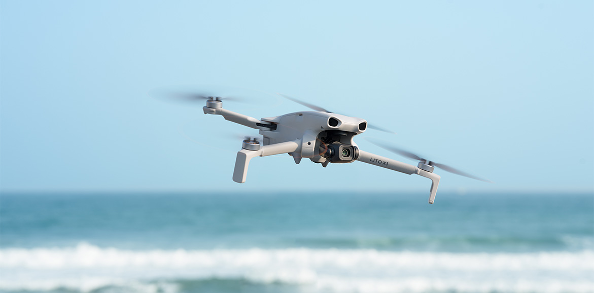 Dron DJI Lito X1 w locie nad wodą