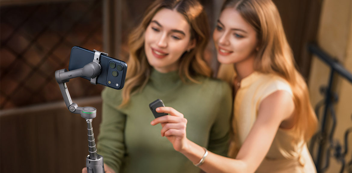 Dwie dziewczyny robią selfie za pomocą smartfona i gimbala DJI Osmo Mobile 8P