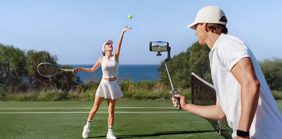 Mężczyzna nagrywa tenisistkę na korcie smartfonem na gimbalu DJI Osmo Mobile 8P