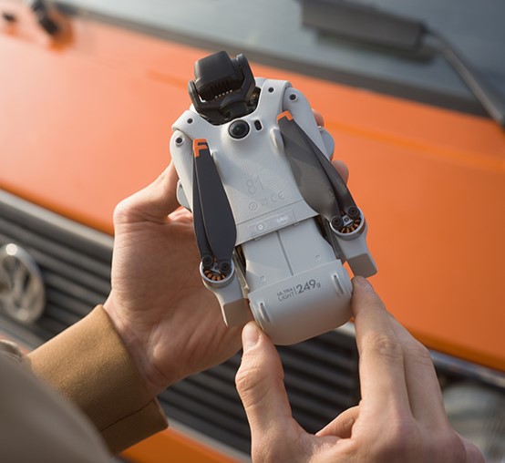 Złożony dron DJI Lito X1 trzymany w dłoniach