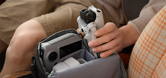 Mężczyzna wkłada drona DJI Lito X1 do torby