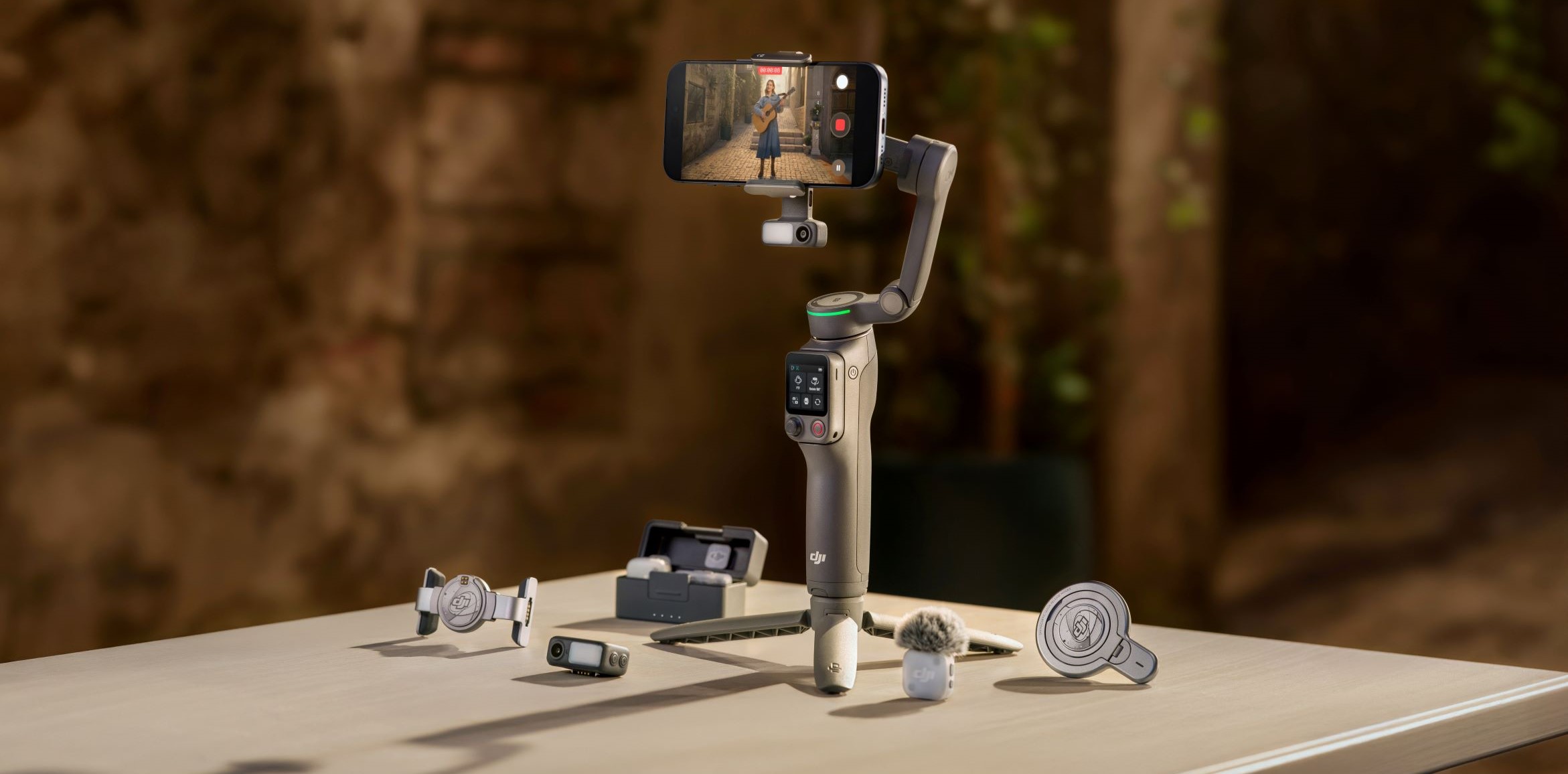 Gimbal DJI Osmo Mobile 8P i akcesoria na stoliku