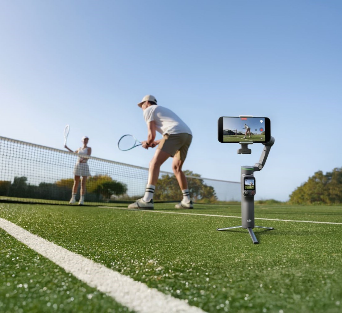 Gimbal DJI Osmo Mobile 8P na statywie z zamontowanym smartfonem nagrywa mecz tenisa