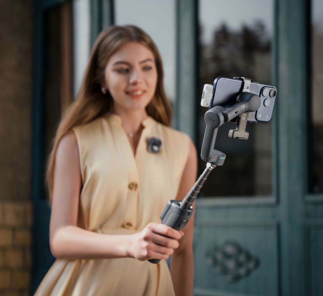 Dziewczyna nagrywa vloga smartfonem na gimbalu DJI Osmo Mobile 8P