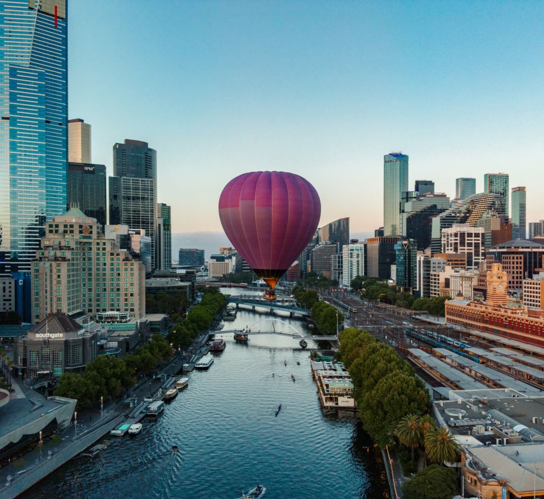 Balon nad wodą na tle miasta