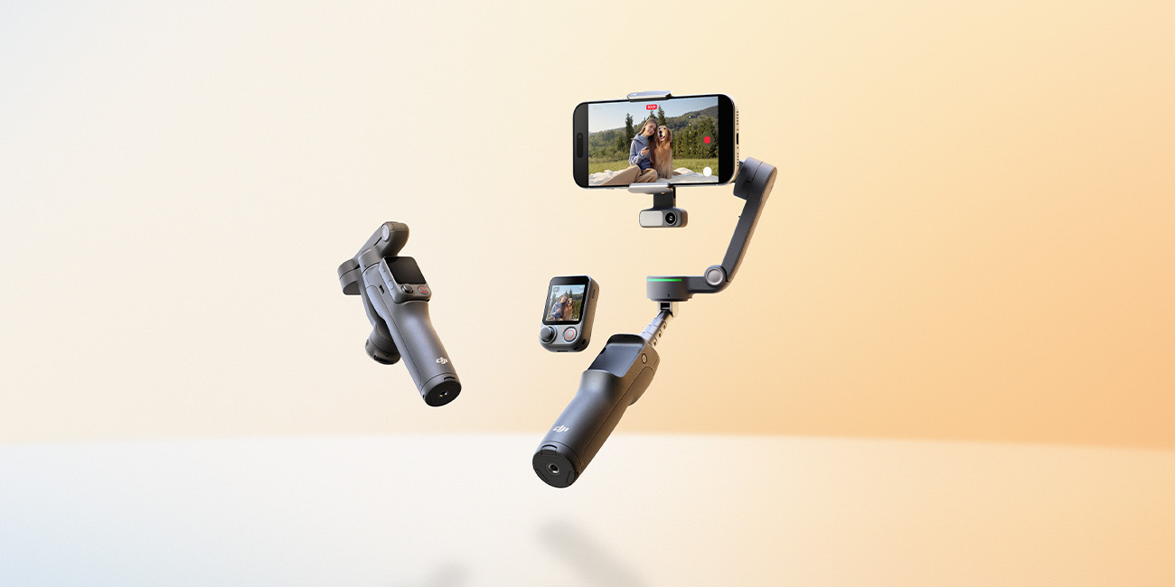 Złożony rozłożony gimbal DJI Osmo Mobile 8P ze zdalnym pilotem na jasnym tle
