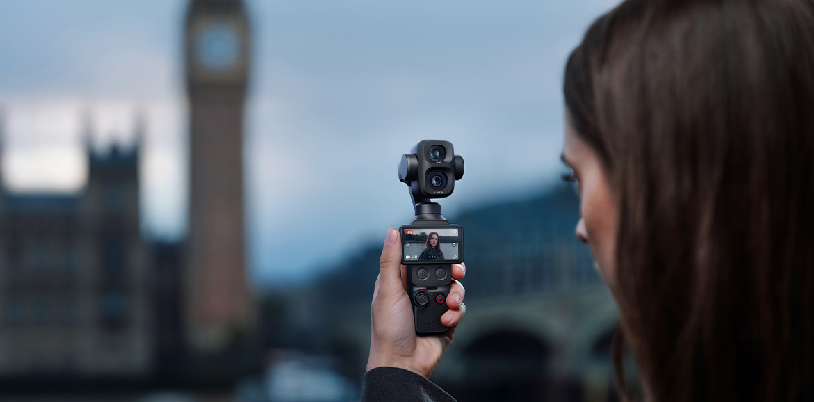 Kobieta nagrywa vloga w Londynie kamerą DJI Osmo Pocket 4P