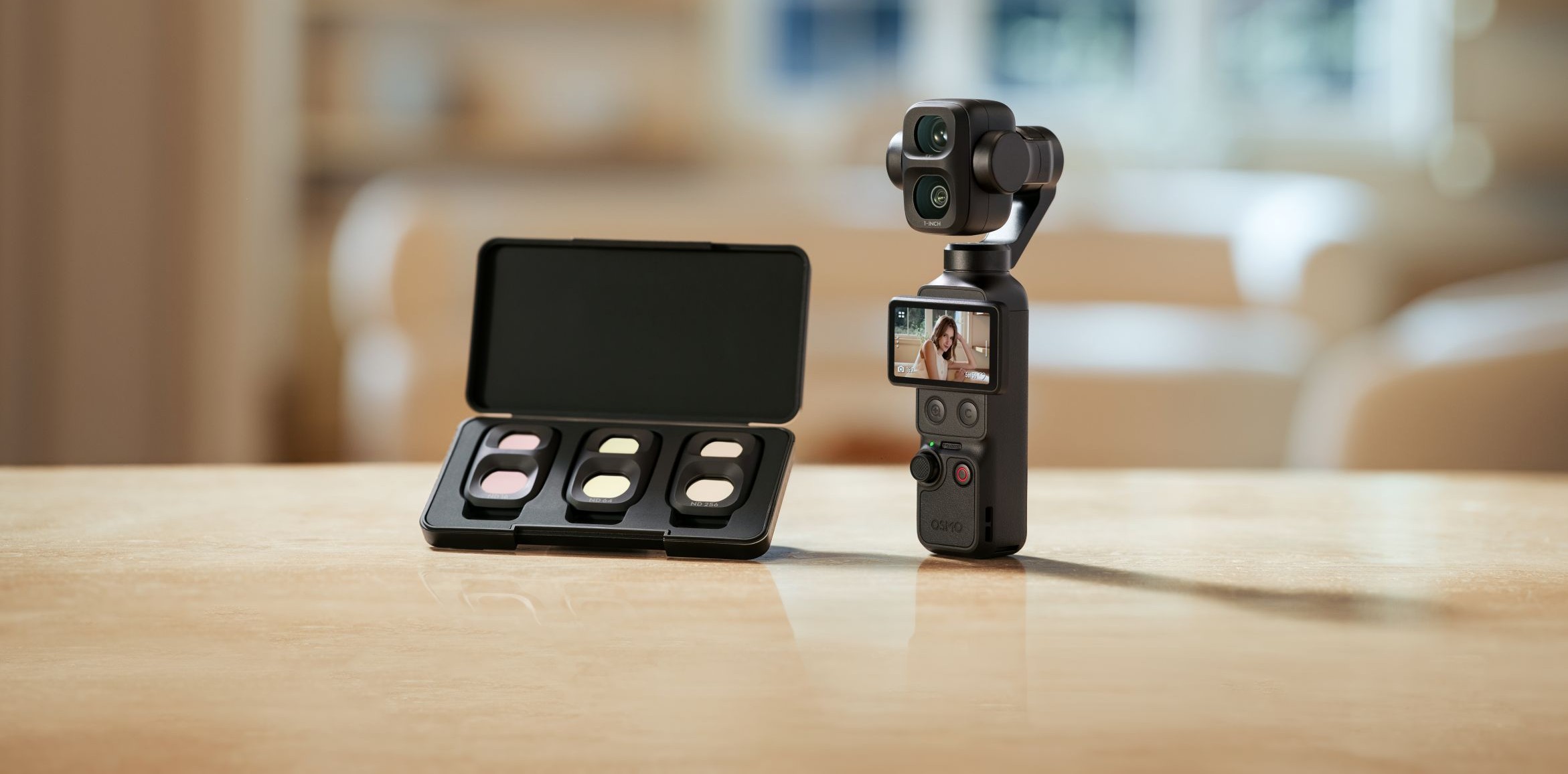 Kamera DJI Osmo Pocket 4P i zestaw filtrów ND na drewnianym blacie