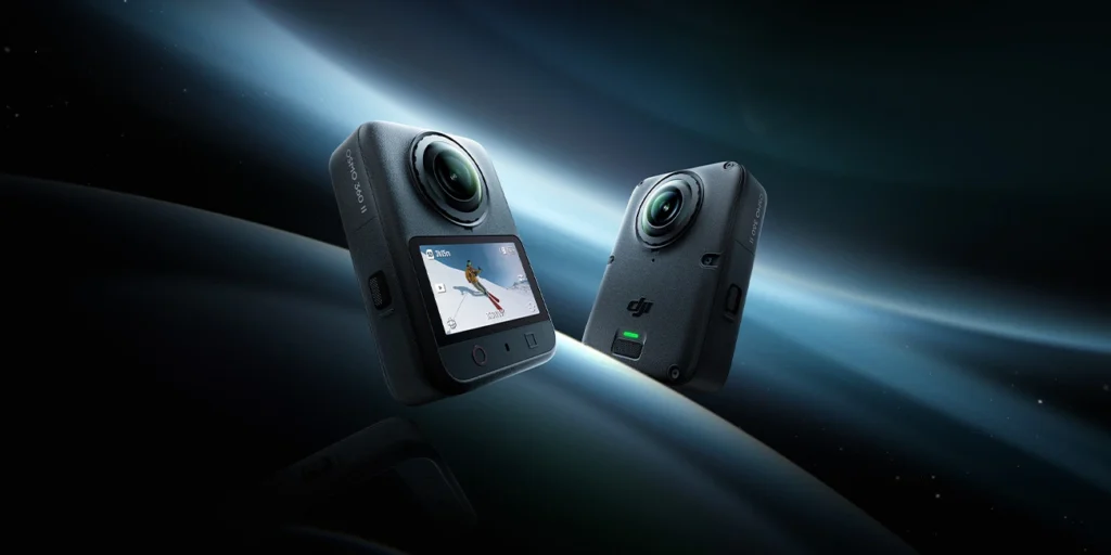 Kamera DJI Osmo 360 II zaprezentowana z przodu i z tyłu na ciemnym banerze z błękitną poświatą.