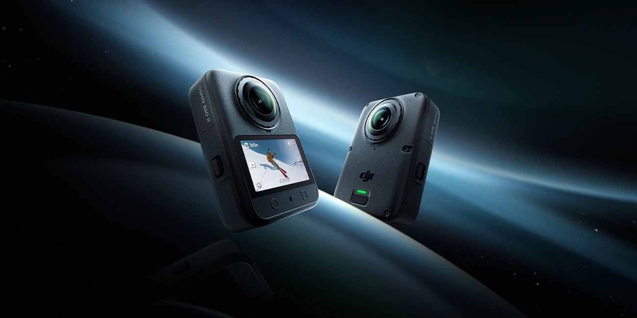 Kamera DJI Osmo 360 II zaprezentowana z przodu i z tyłu na ciemnym banerze z błękitną poświatą.