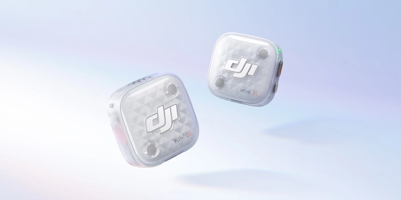 Dwa białe nadajniki DJI Mic Mini 2S na jasnym tle