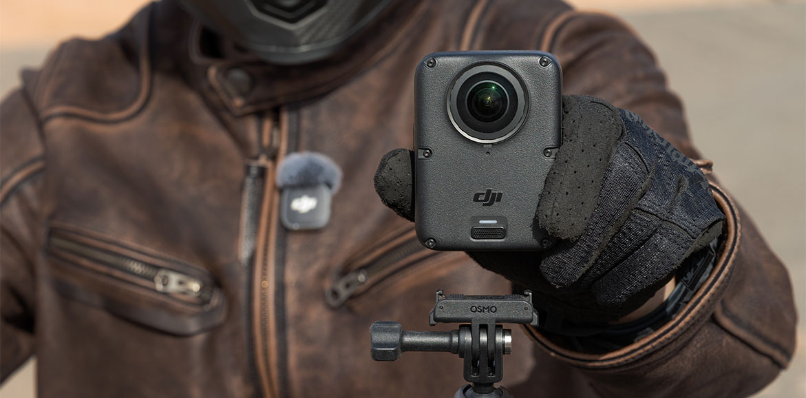 Motocyklista montuje kamerę DJI Osmo 360 II na kierownicy