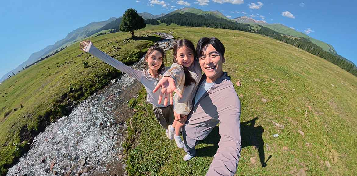 Selfie rodziny z dzieckiem na tle polany wykonane kamerą DJI Osmo 360 II