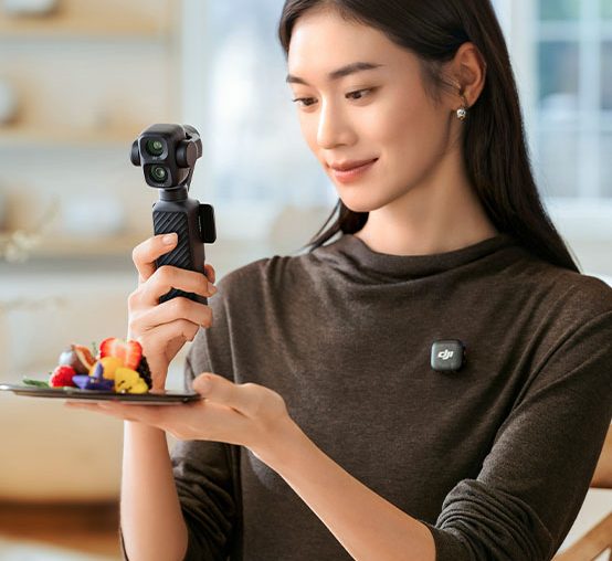 Kobieta nagrywa jedzenie na talerzu kamerą DJI Osmo Pocket 4P