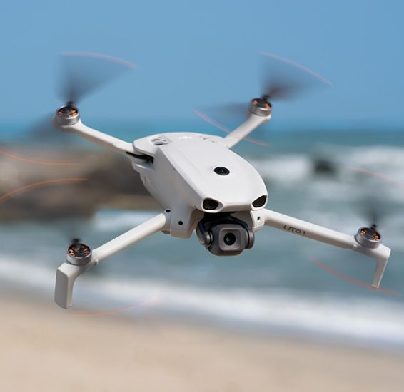 Dron DJI Lito 1 leci nad plażą