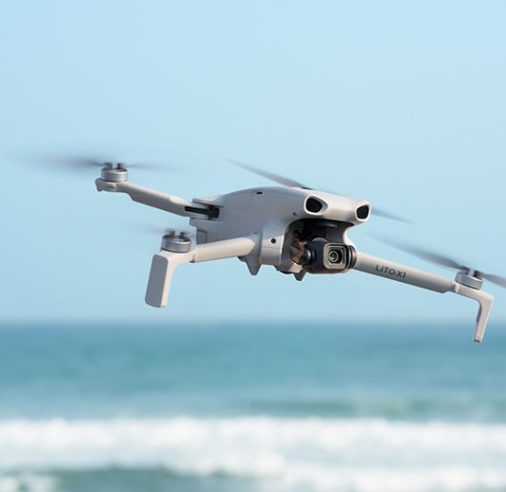 Dron DJI Lito X1 w locie nad wodą