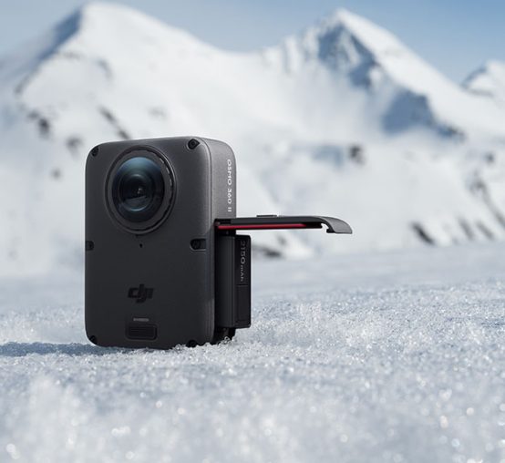 Kamera DJI Osmo 360 II stoi na śniegu w górach