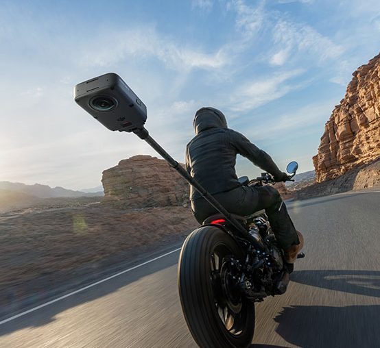 Kamera DJI Osmo 360 II zamontowana z tyłu jadącego motocykla