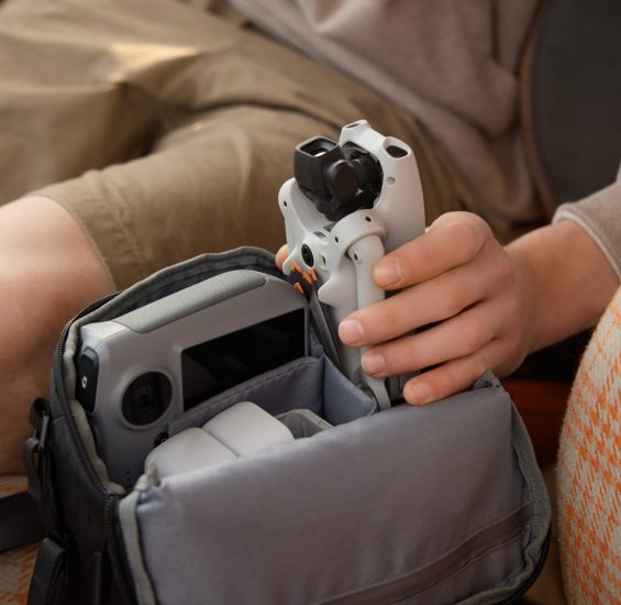 Osoba chowająca drona DJI Lito 1 do torby