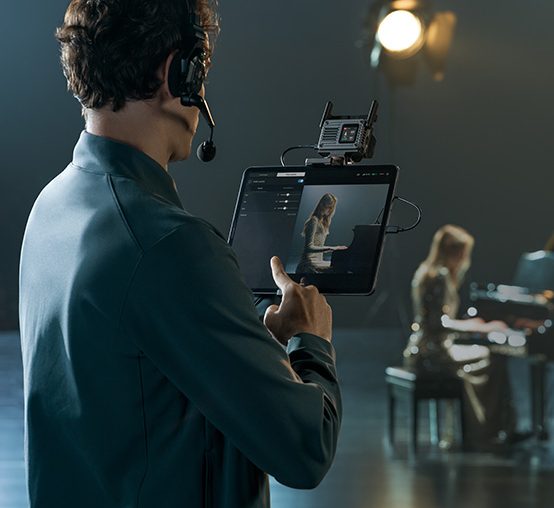 Mężczyzna monitoruje obraz z kamery przez DJI SDR Transmission 2