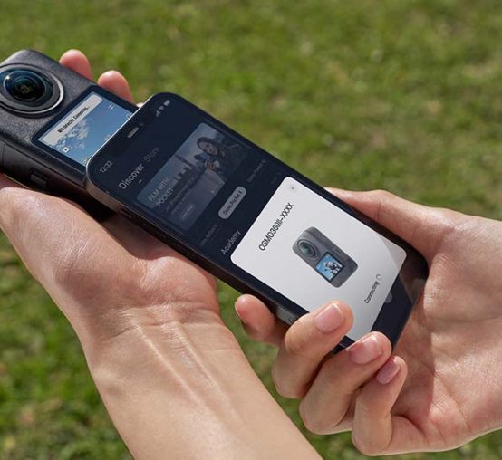 Mężczyzna przesyła film funkcją NFC z kamery DJI Osmo 360 II na telefon