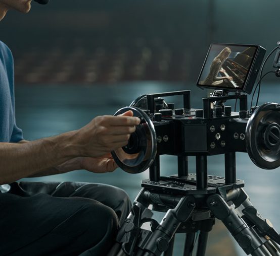 Mężczyzna z kamerą na Master Wheels i z podglądem obrazu przez DJI SDR Transmission 2