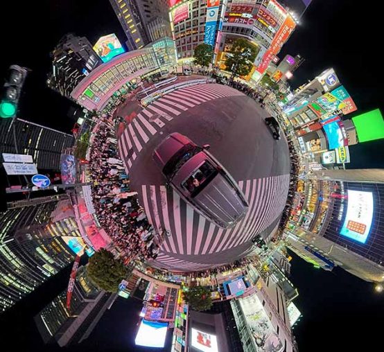 Ujęcie miasta w nocy kamerą DJI Osmo 360 II